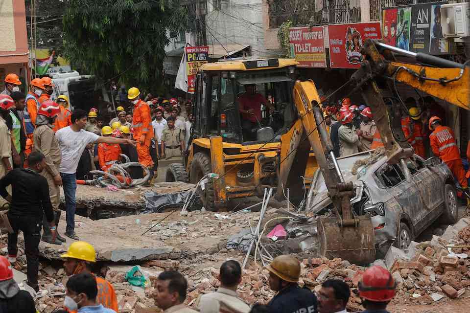 delhi building collapsed 7 died under debris of pg when will delhi government take action by reviewtestify